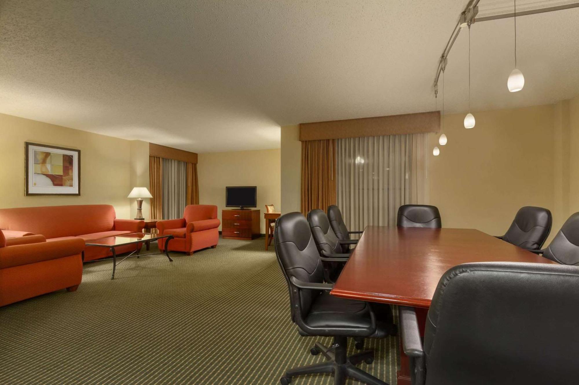 Embassy Suites Winston-Salem Zewnętrze zdjęcie